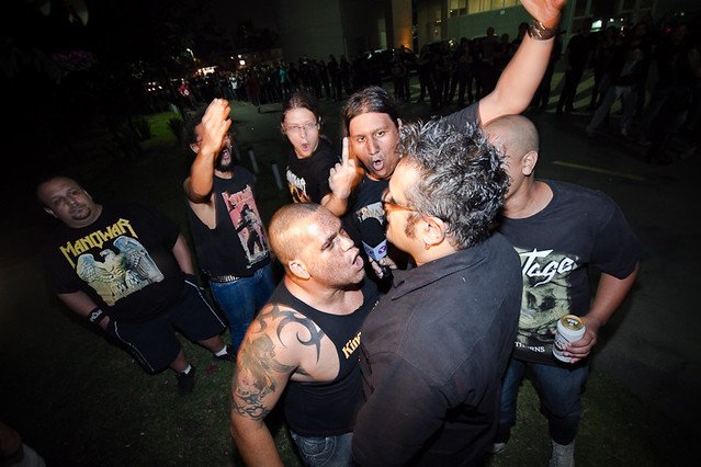 Fãs do Manowar vs Régis Tadeu