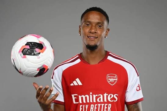 Impacto no Campeão: Ezri Konsa reforça a zaga do Arsenal.