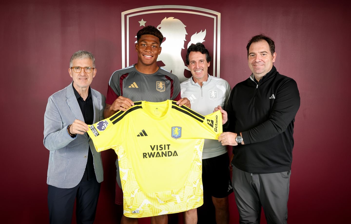 Campo Aberto/"Muralha Samurai em Birmingham: Zion Suzuki é o novo camisa 1 do Aston Villa!"