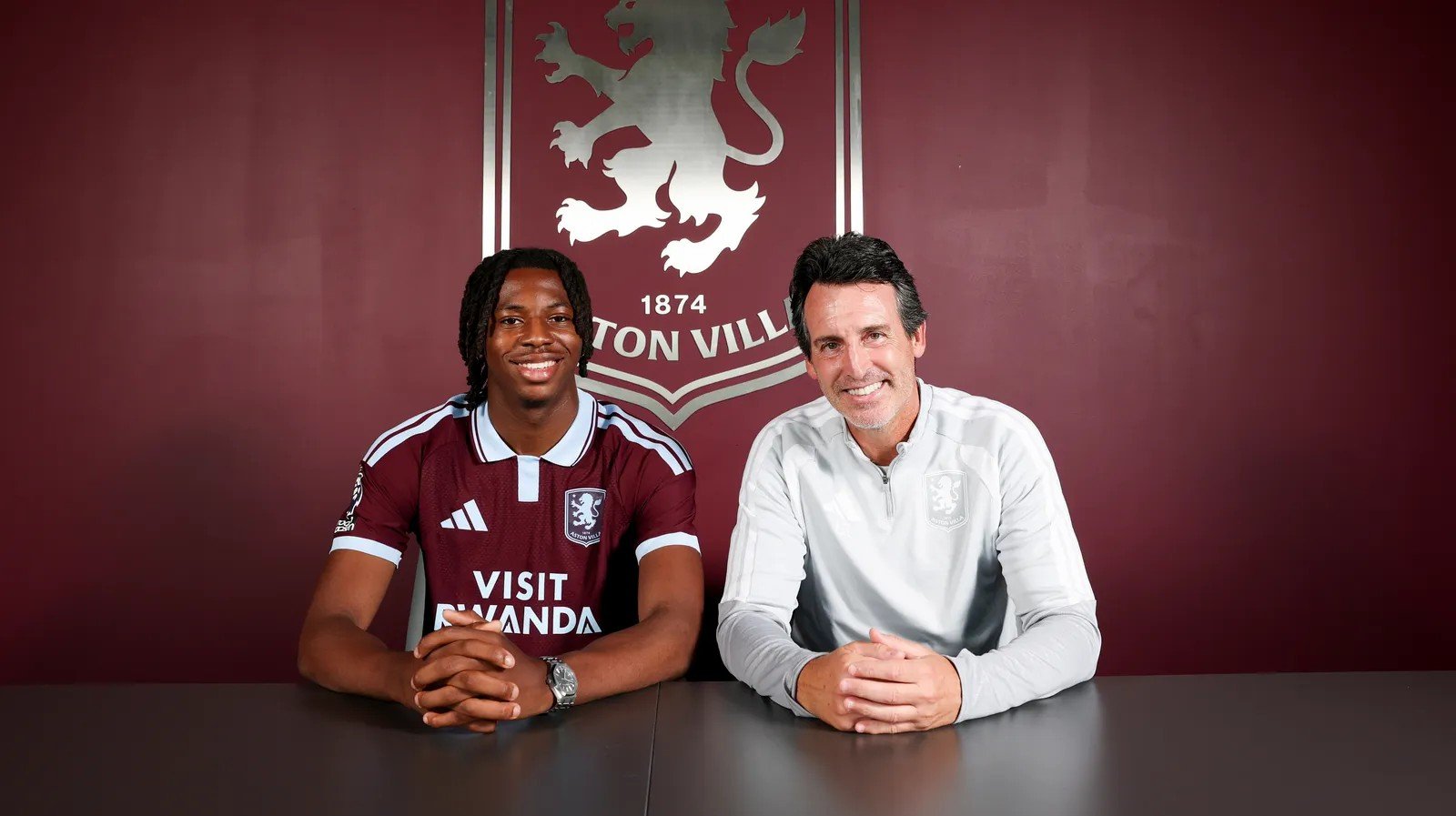 O Chapéu Histórico: Aston Villa Arranca Johan Manzambi do Freiburg e Choca a Premier League