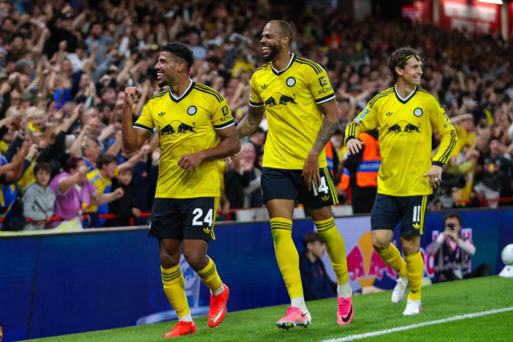Campo Aberto/ Leeds derruba o Forest no City Ground e avança na Copa da Liga